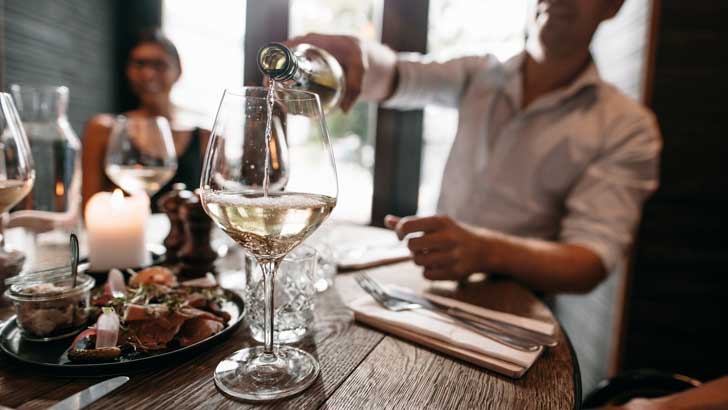 tip or not to tip eating out australia