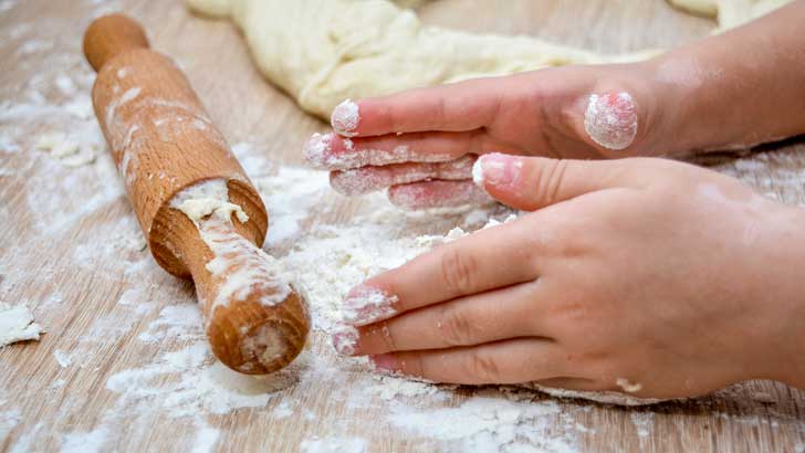 cheap ways to entertain kids school holidays