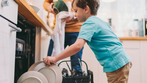 running dishwasher washing machine off peak save money energy bill electricity bills