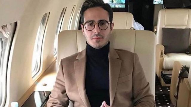 Simon Levieve from Netflix documentary The Tinder Swindler sitting in a plane.