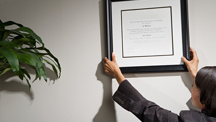 do financial advisers need to be licensed