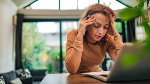 aussies cut back on investing as living costs rise