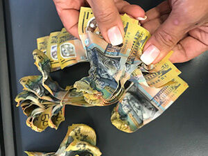 does the bank have to accept damaged banknotes