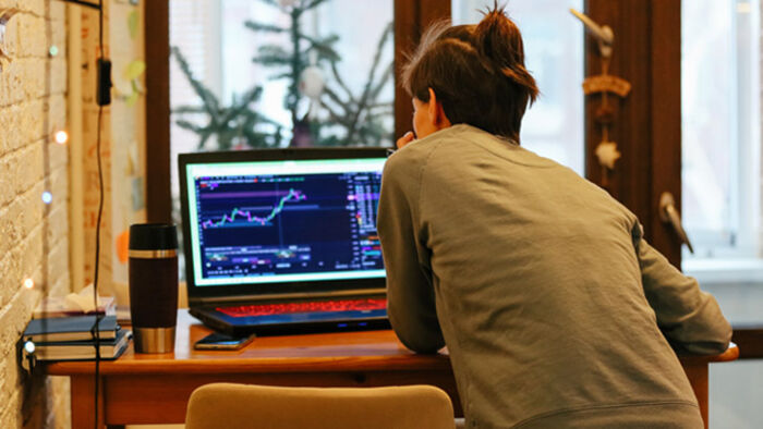 Investor reviewing ASX shares during a period of high inflation and slowing economic growth
