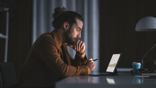 Student using tech to save money
